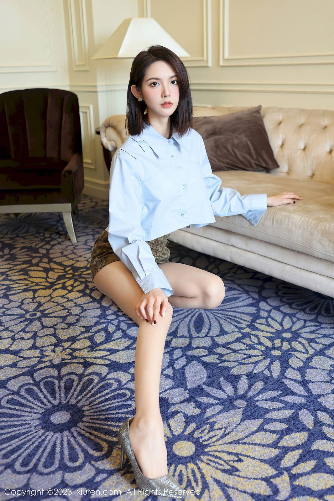 秀人网新人模特乔一一浅蓝色上衣褐色皮质短裙性感写真-9