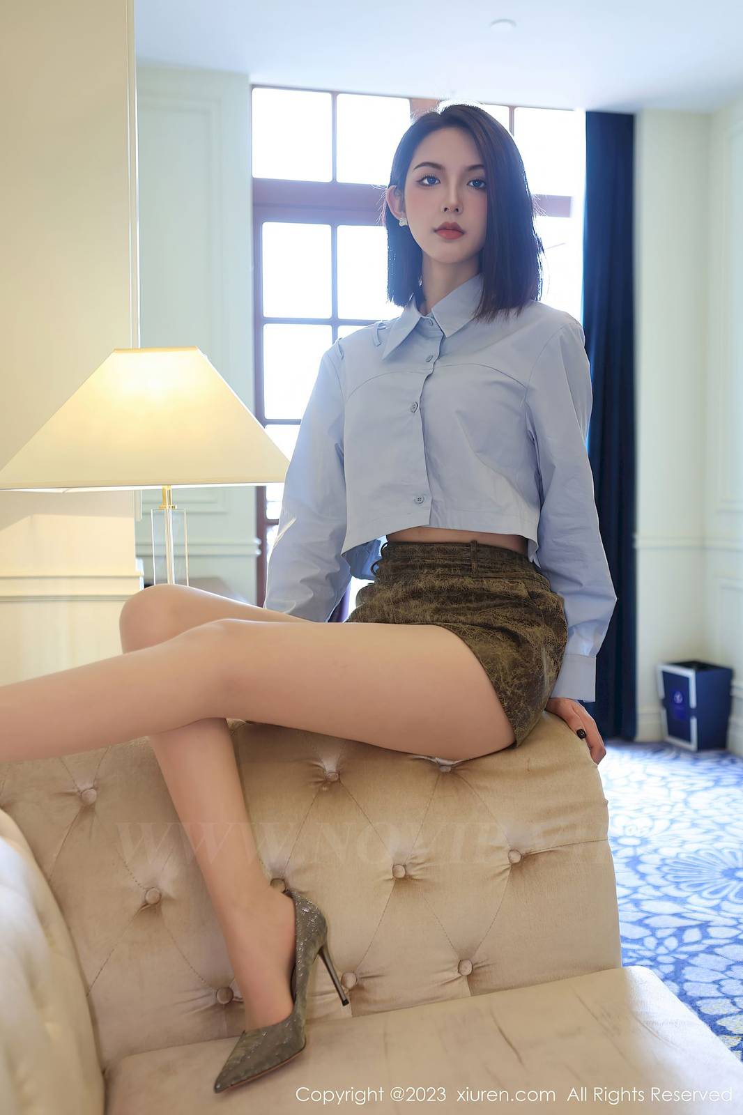 秀人网新人模特乔一一浅蓝色上衣褐色皮质短裙性感写真-12