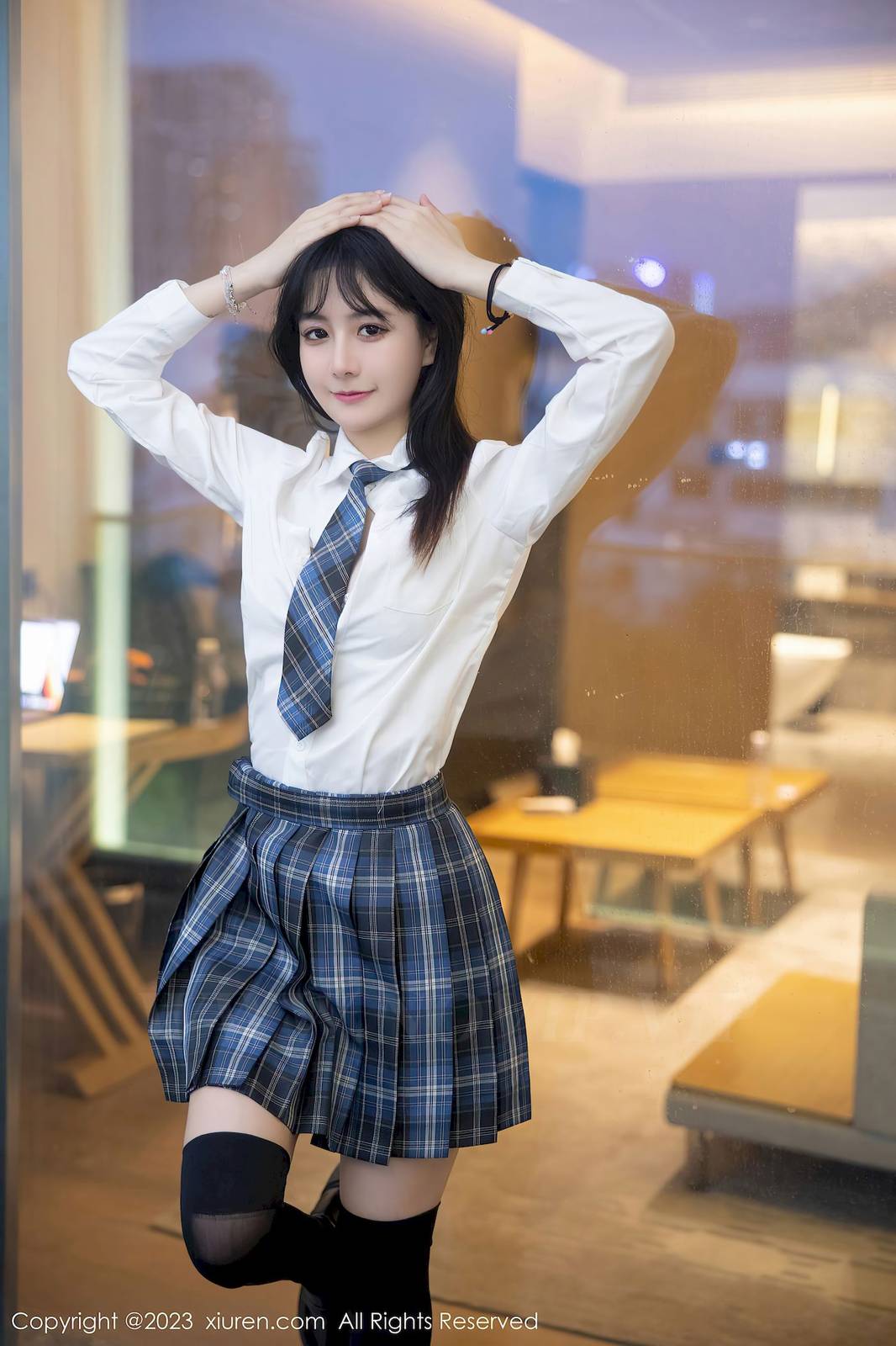 秀人网美女模特幼幼学妹制服格子裙搭配长筒袜性感写真-16