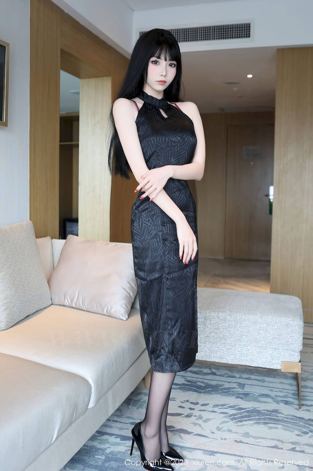 秀人网美女模特江七七深色旗袍搭配魅惑黑丝首套写真-3