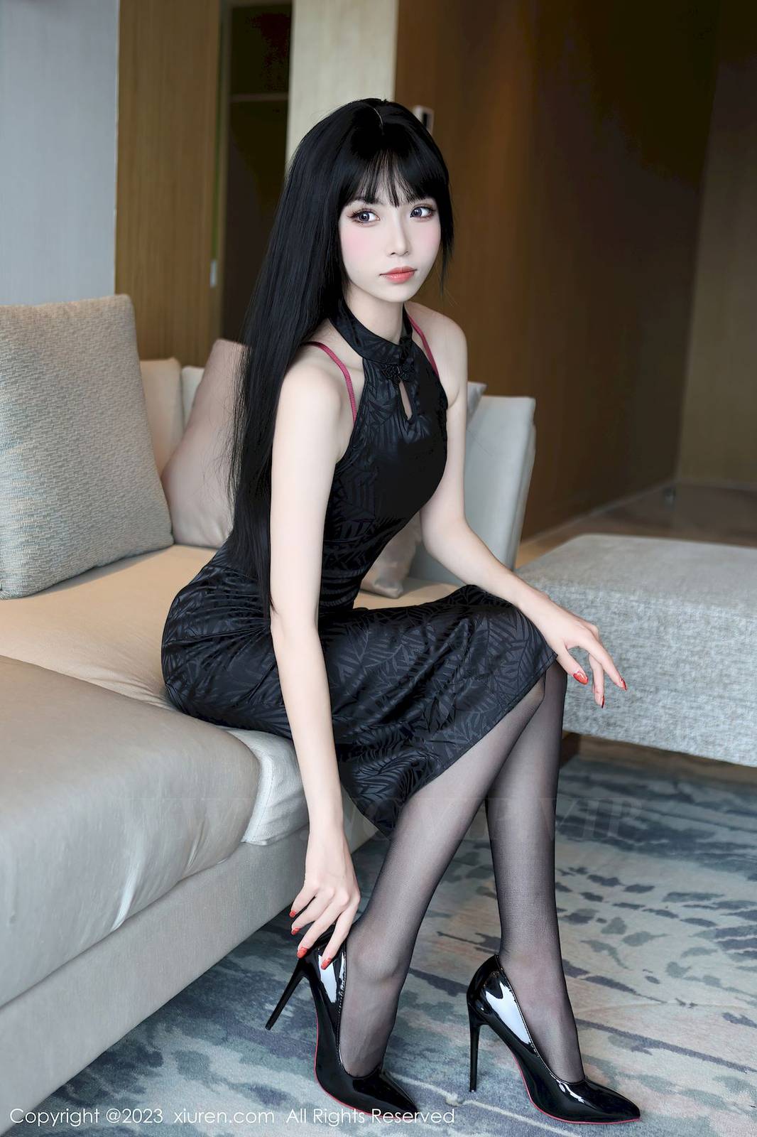 秀人网美女模特江七七深色旗袍搭配魅惑黑丝首套写真-2