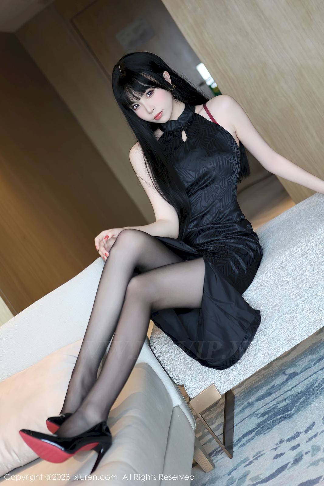 秀人网美女模特江七七深色旗袍搭配魅惑黑丝首套写真-15