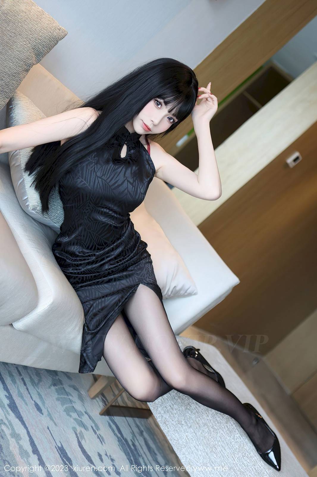 秀人网美女模特江七七深色旗袍搭配魅惑黑丝首套写真-11