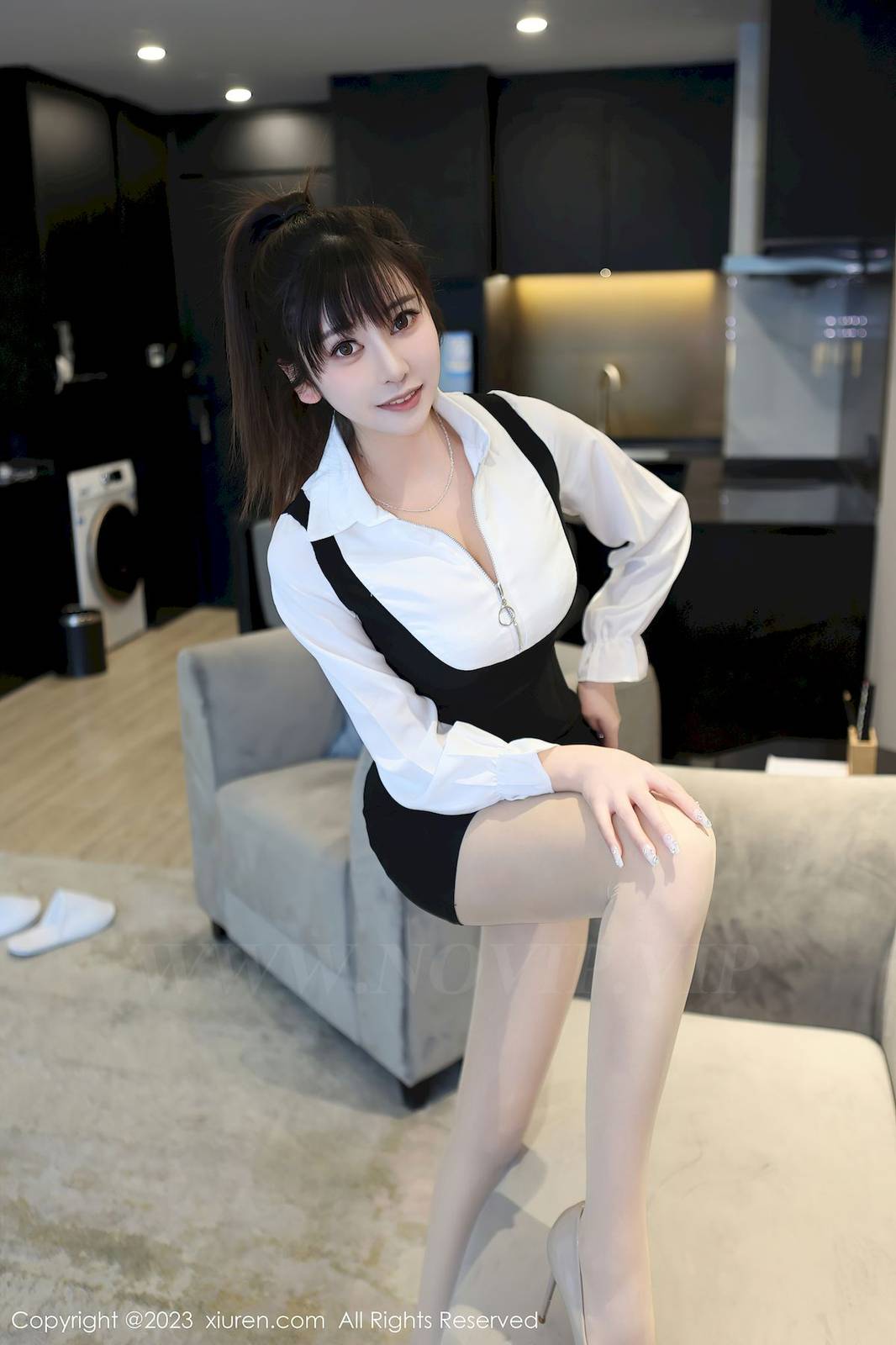 秀人网新人模特夏希白色上衣搭配黑色背带短裙首套写真-7