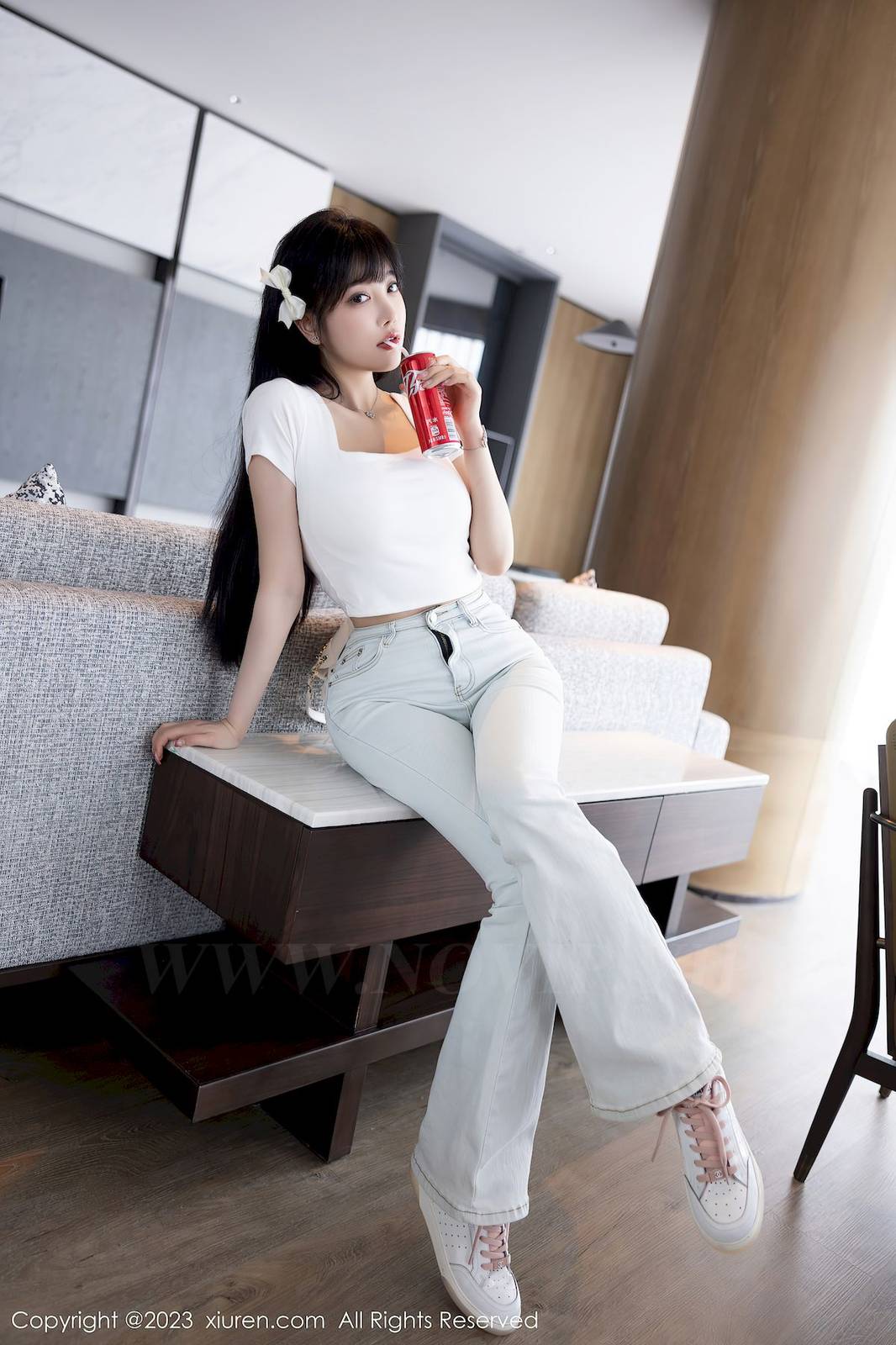 秀人网性感女神杨晨晨Yome白色牛仔裤搭配原色丝袜写真-18
