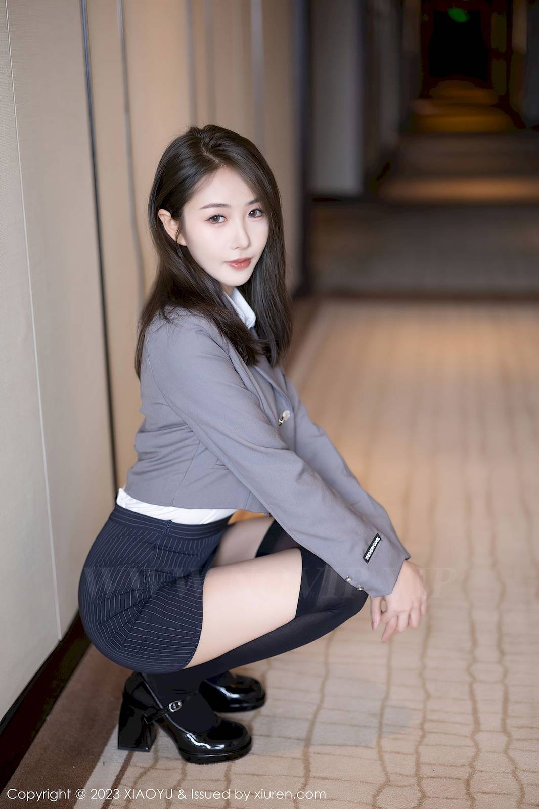 语画界美女模特苏苏阿白色上衣搭配黑色长筒袜性感写真-15