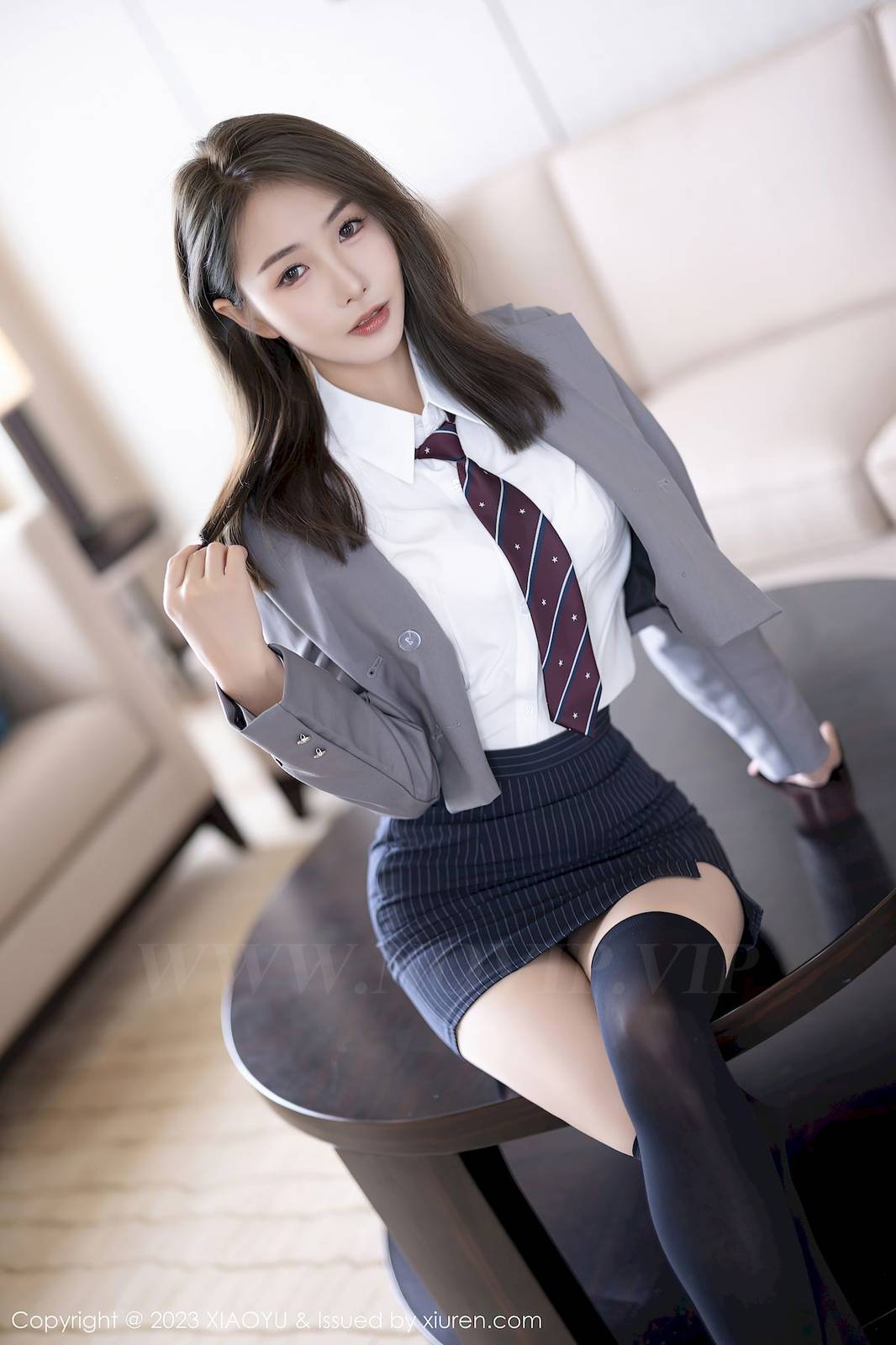 语画界美女模特苏苏阿白色上衣搭配黑色长筒袜性感写真-18