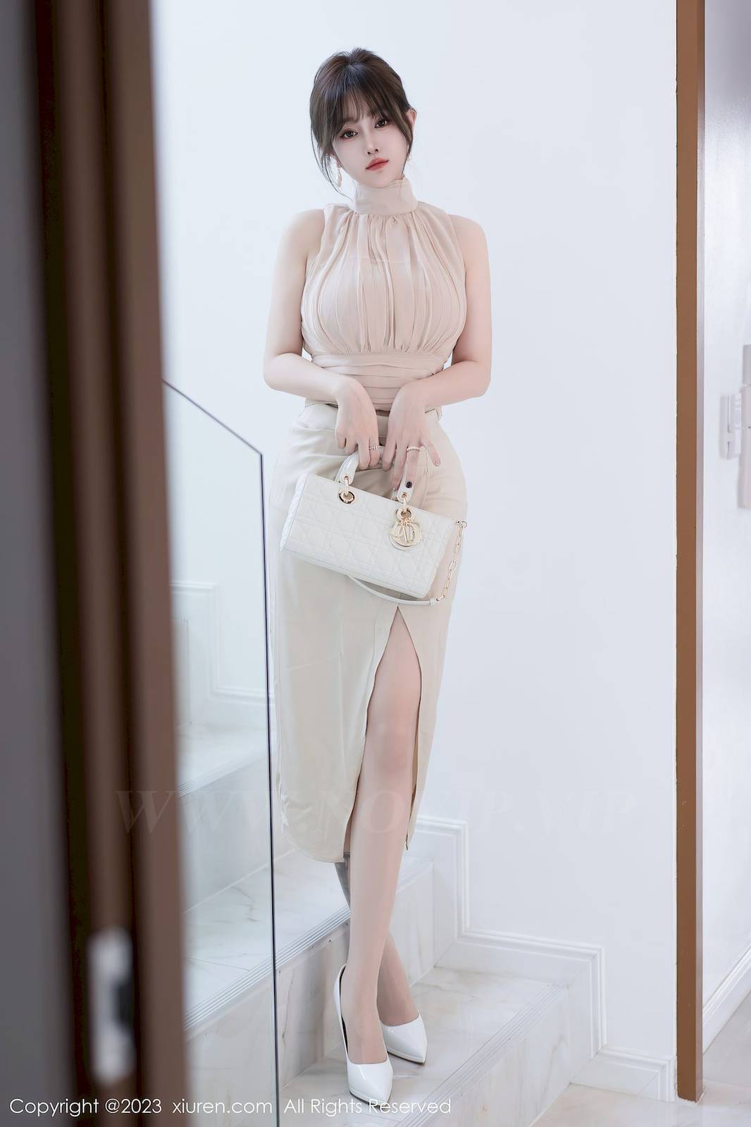 秀人网性感女神王雨纯浅色连衣长裙原色丝袜泰国旅拍-3