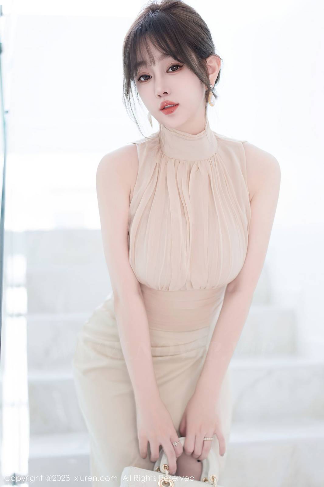 秀人网性感女神王雨纯浅色连衣长裙原色丝袜泰国旅拍-6