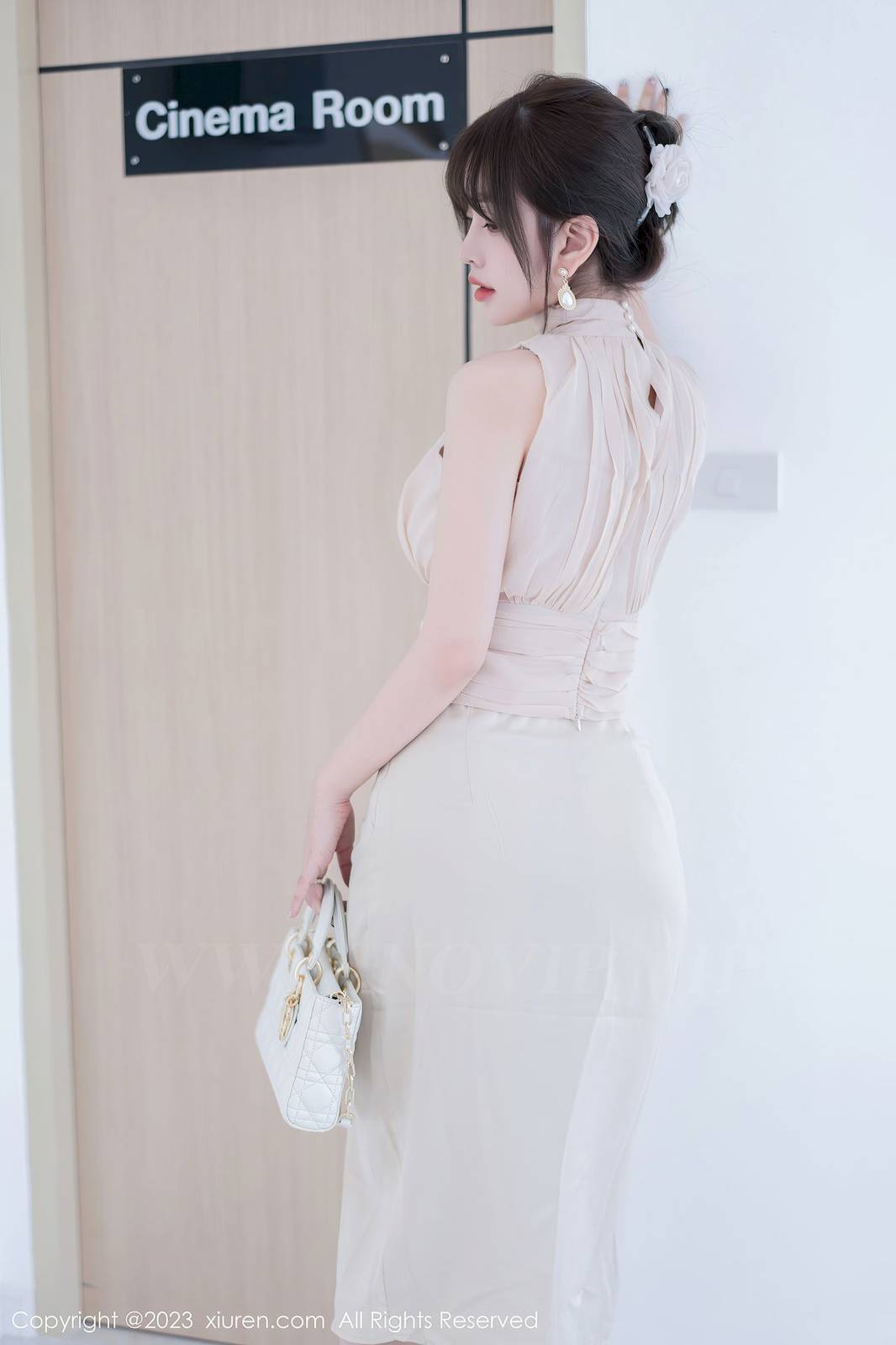 秀人网性感女神王雨纯浅色连衣长裙原色丝袜泰国旅拍-13