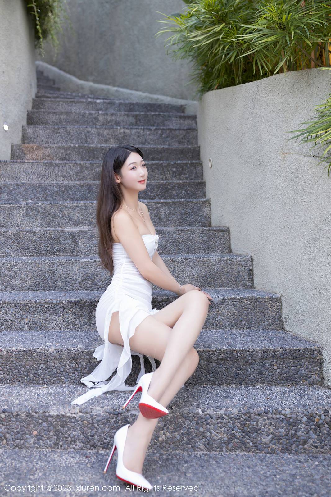 秀人网美女模特唐安琪白色礼裙搭配原色丝袜巴厘岛旅拍-13