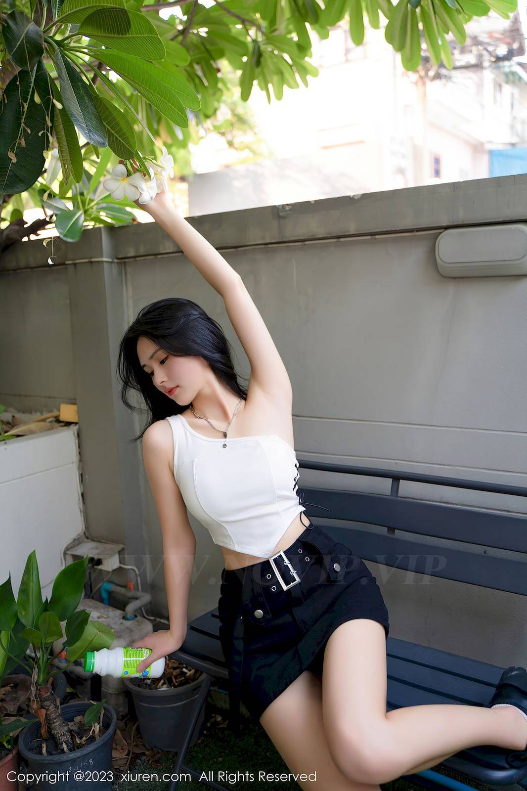 秀人网美女模特艾希儿白色上衣搭配黑色短裤性感写真-6