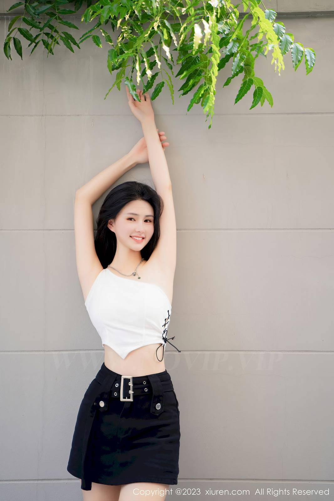 秀人网美女模特艾希儿白色上衣搭配黑色短裤性感写真-3