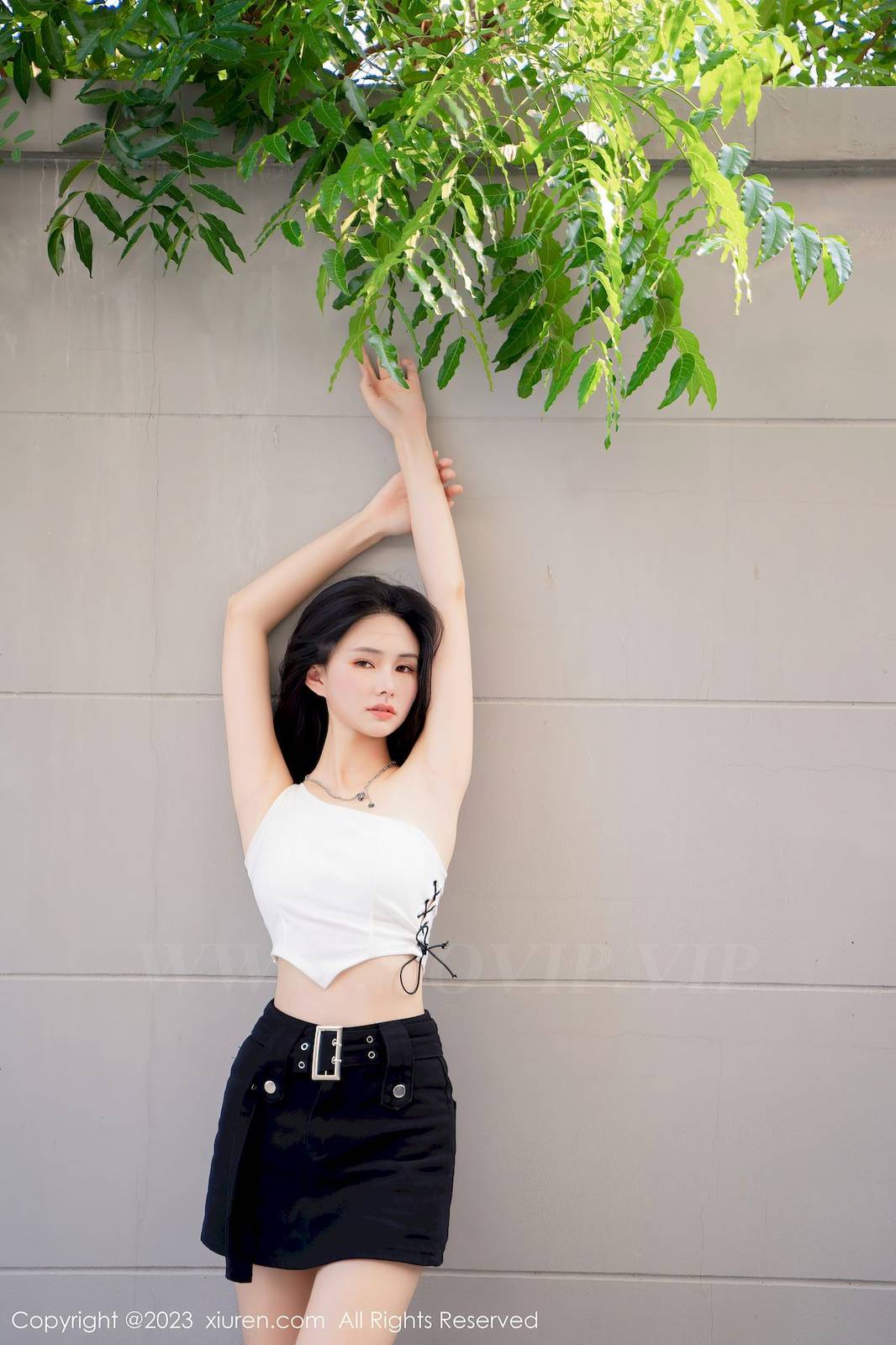 秀人网美女模特艾希儿白色上衣搭配黑色短裤性感写真-13