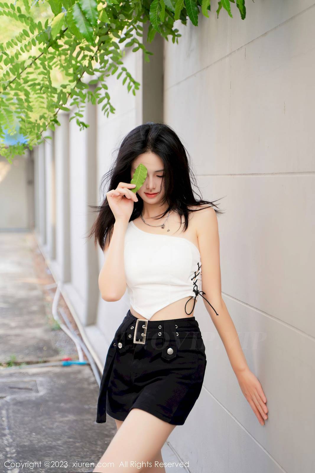 秀人网美女模特艾希儿白色上衣搭配黑色短裤性感写真-17