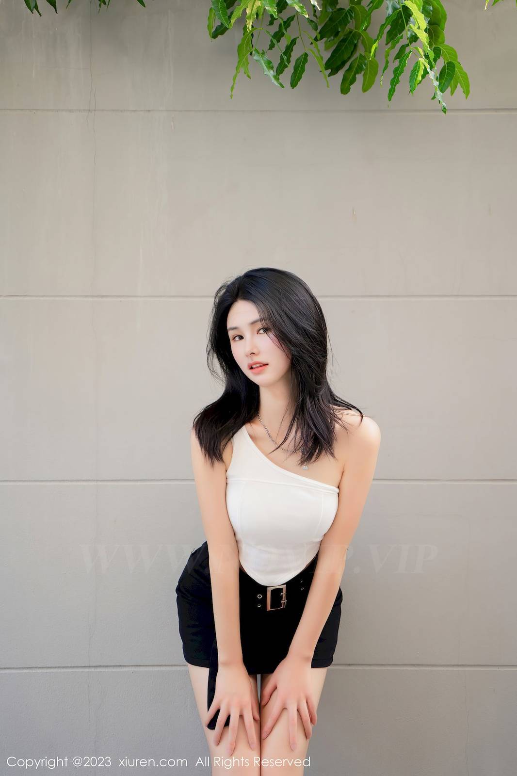 秀人网美女模特艾希儿白色上衣搭配黑色短裤性感写真-14