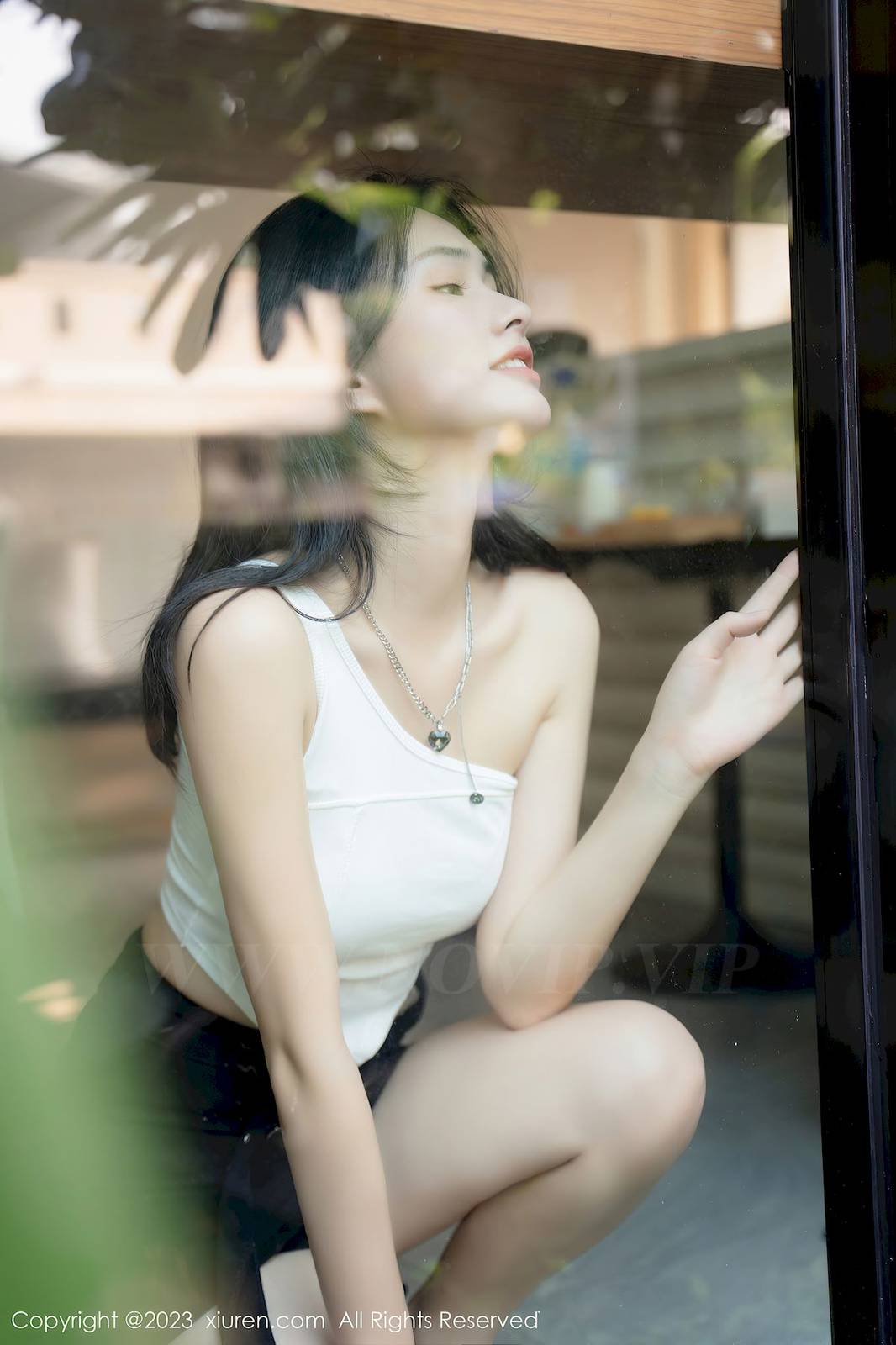 秀人网美女模特艾希儿白色上衣搭配黑色短裤性感写真-11