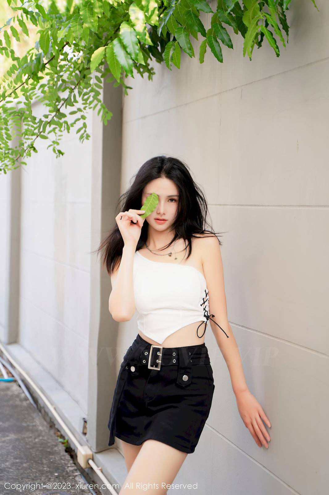 秀人网美女模特艾希儿白色上衣搭配黑色短裤性感写真-18