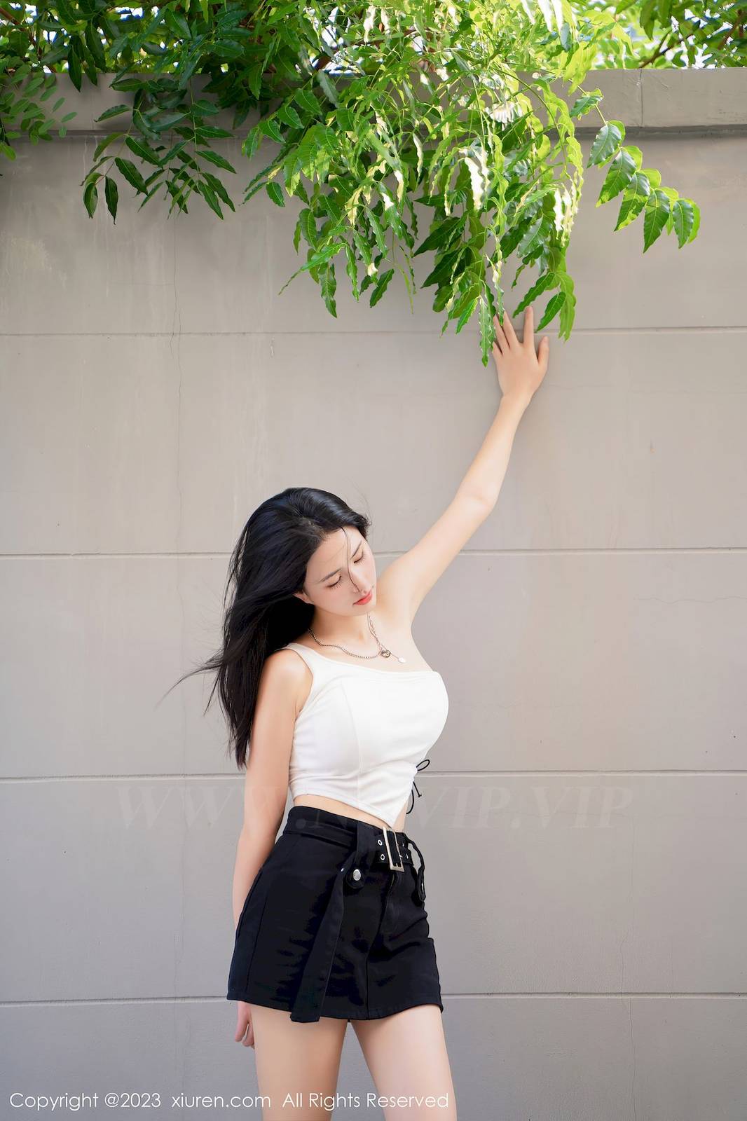 秀人网美女模特艾希儿白色上衣搭配黑色短裤性感写真-12