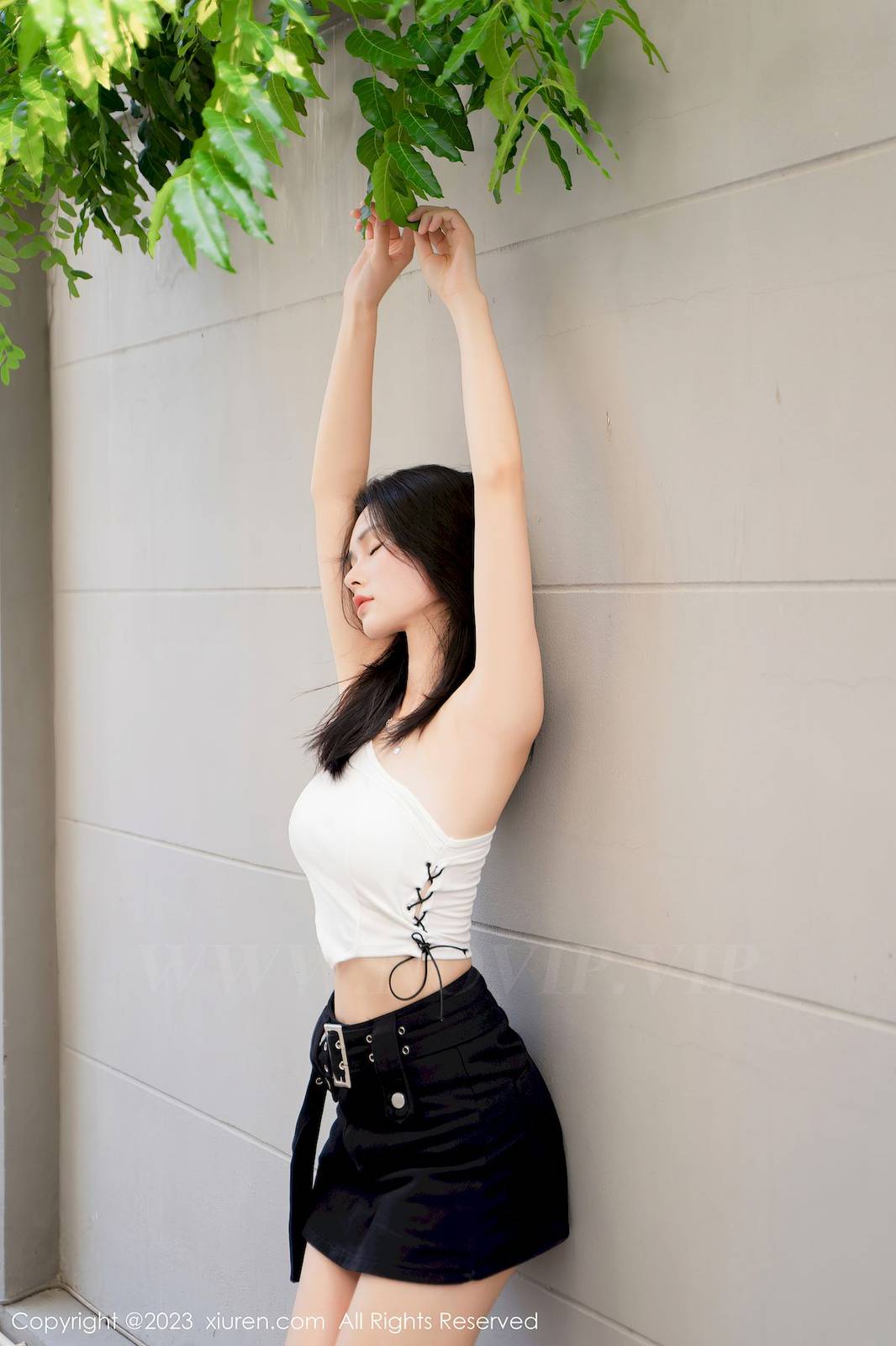 秀人网美女模特艾希儿白色上衣搭配黑色短裤性感写真-16