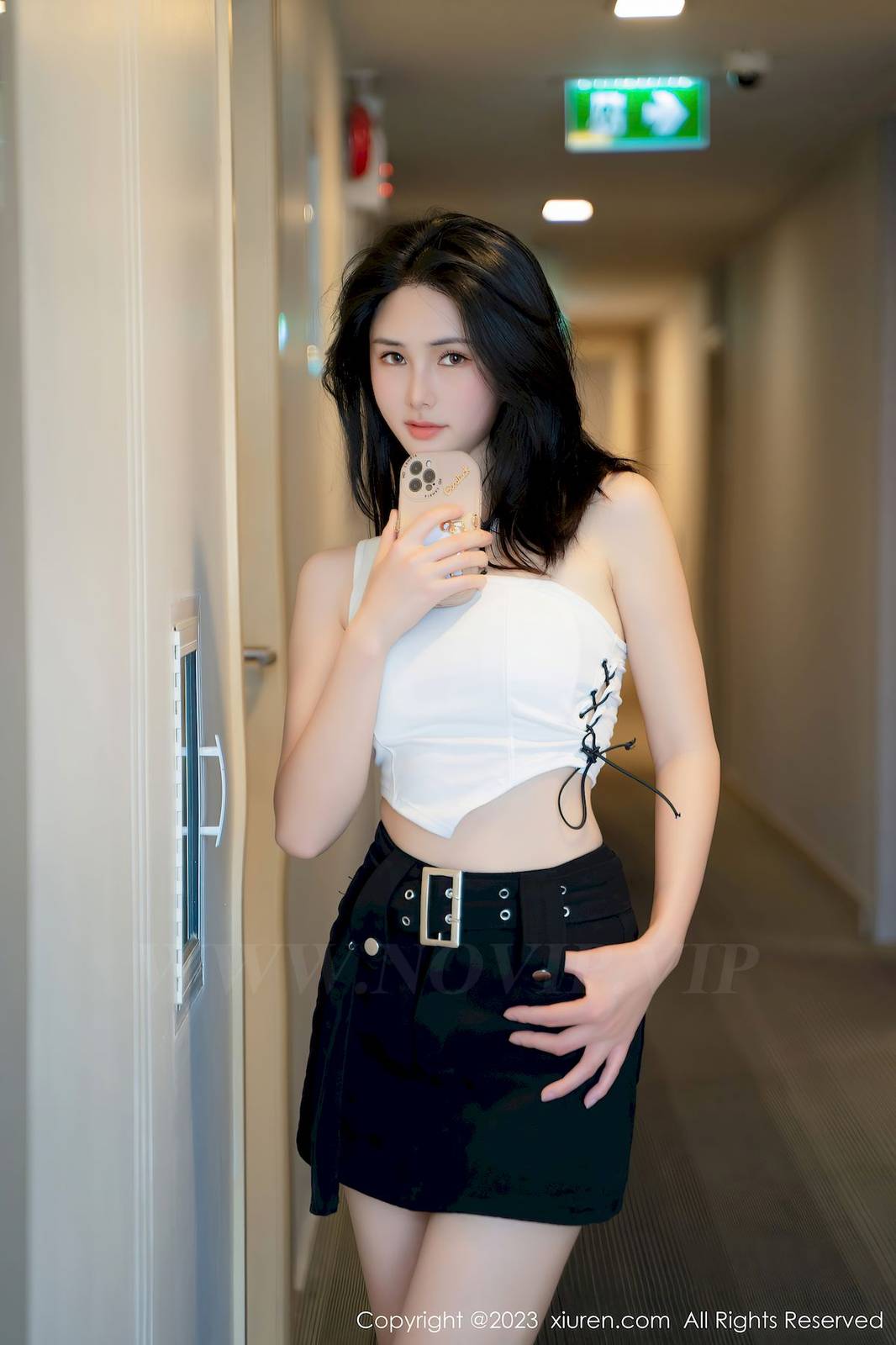 秀人网美女模特艾希儿白色上衣搭配黑色短裤性感写真-24