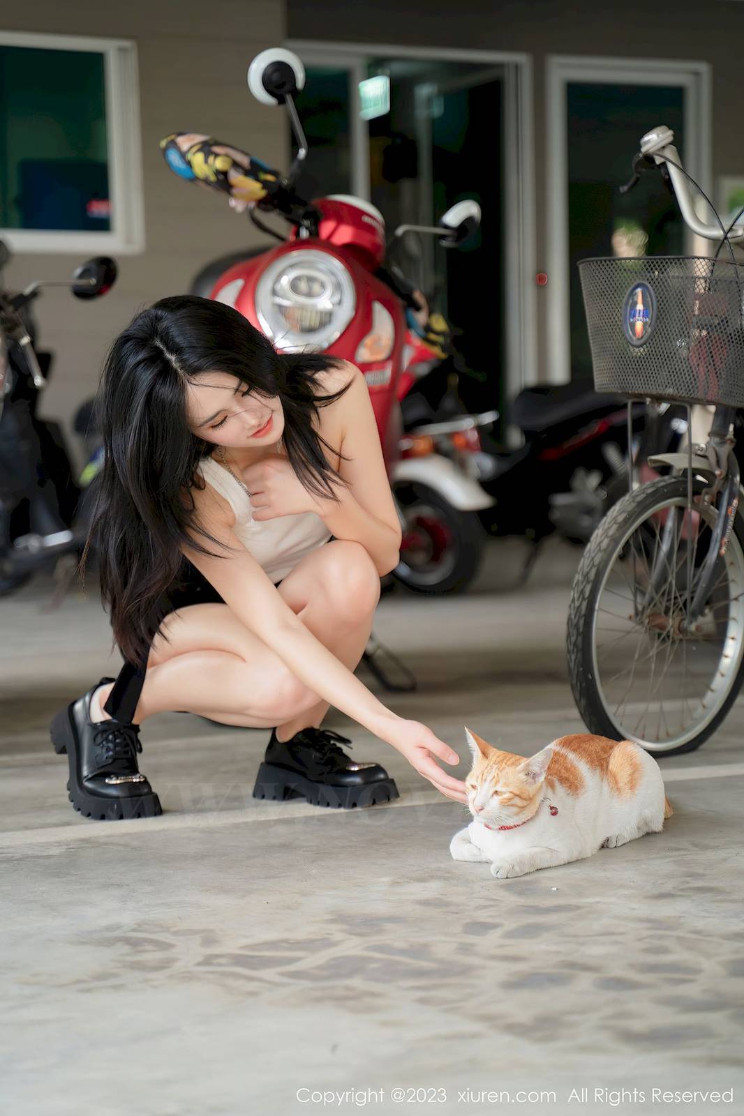 秀人网美女模特艾希儿白色上衣搭配黑色短裤性感写真-19