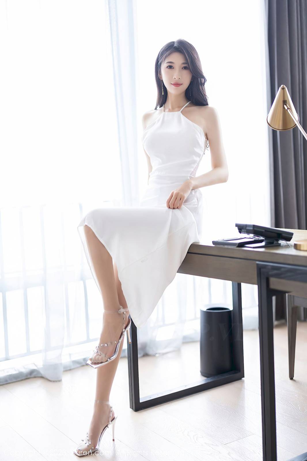 秀人网美女模特林乐一露肩长裙搭配原色丝袜性感写真-10