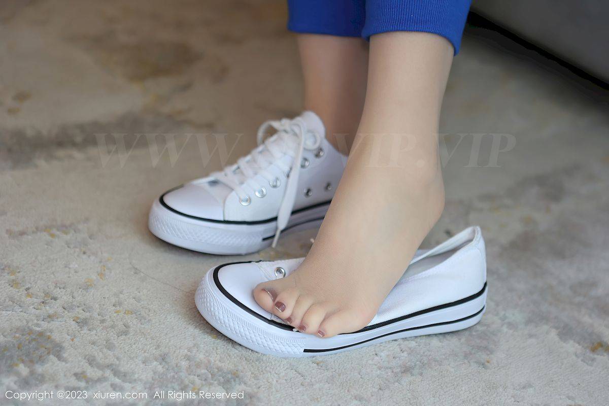 秀人网新人模特茜茜Kimi清纯学妹装扮苗条动人性感写真-18