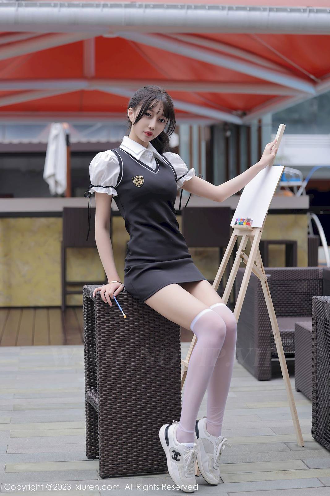 秀人网美女模特玥儿玥er黑色背带裙搭配白色丝袜广州旅拍-3