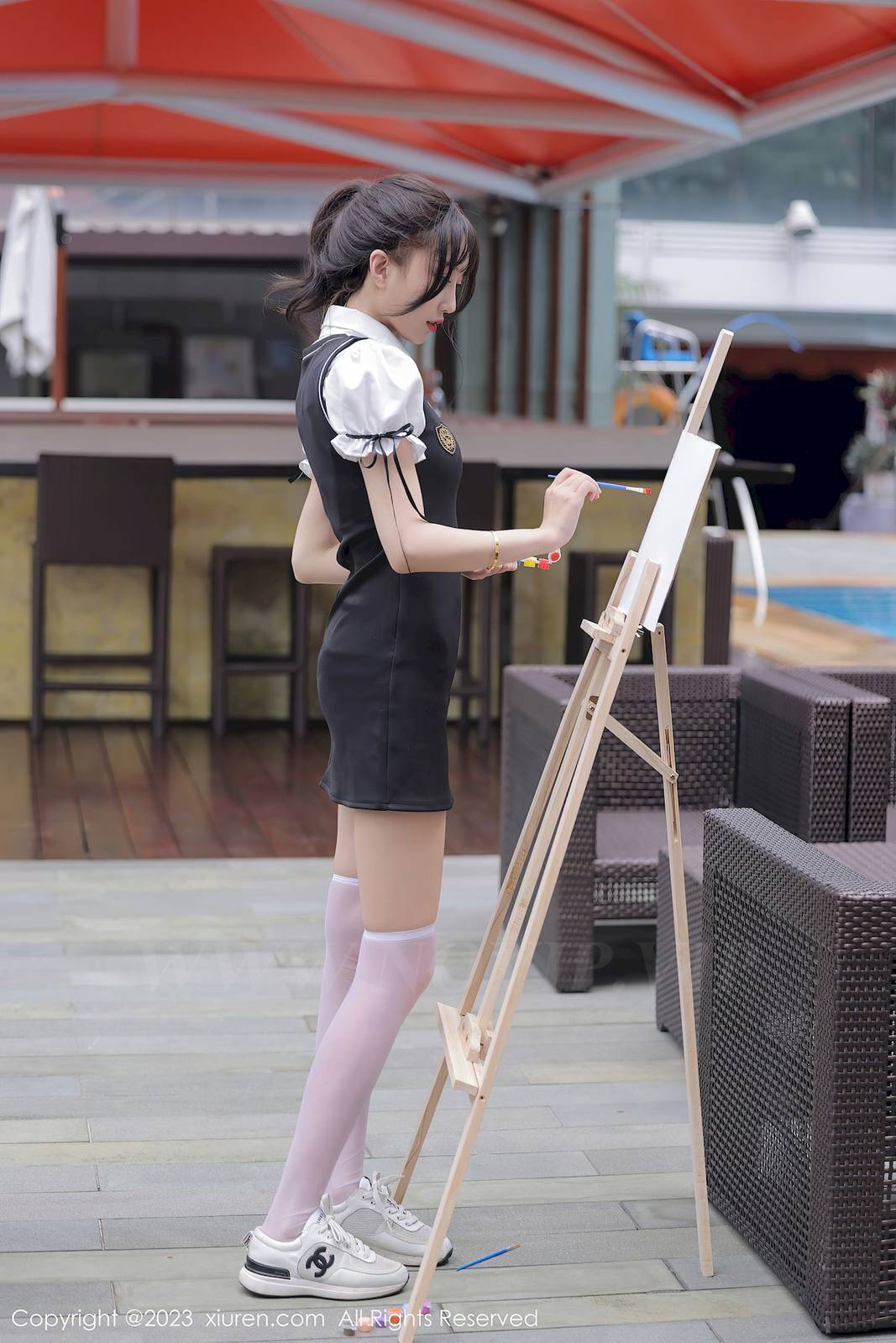 秀人网美女模特玥儿玥er黑色背带裙搭配白色丝袜广州旅拍-7