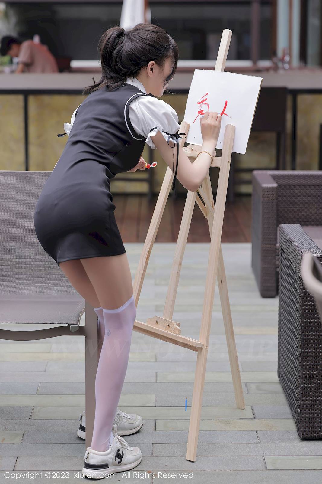 秀人网美女模特玥儿玥er黑色背带裙搭配白色丝袜广州旅拍-8