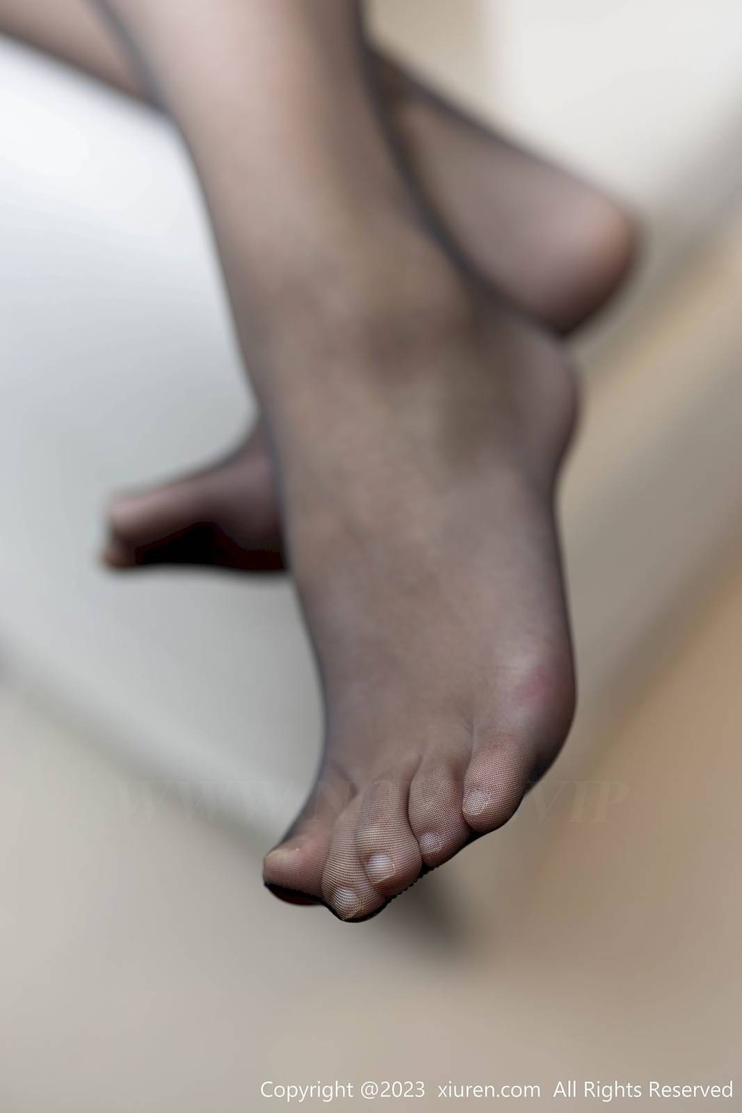 秀人网美女模特可乐Vicky红色服饰搭配黑色短裙性感写真-46