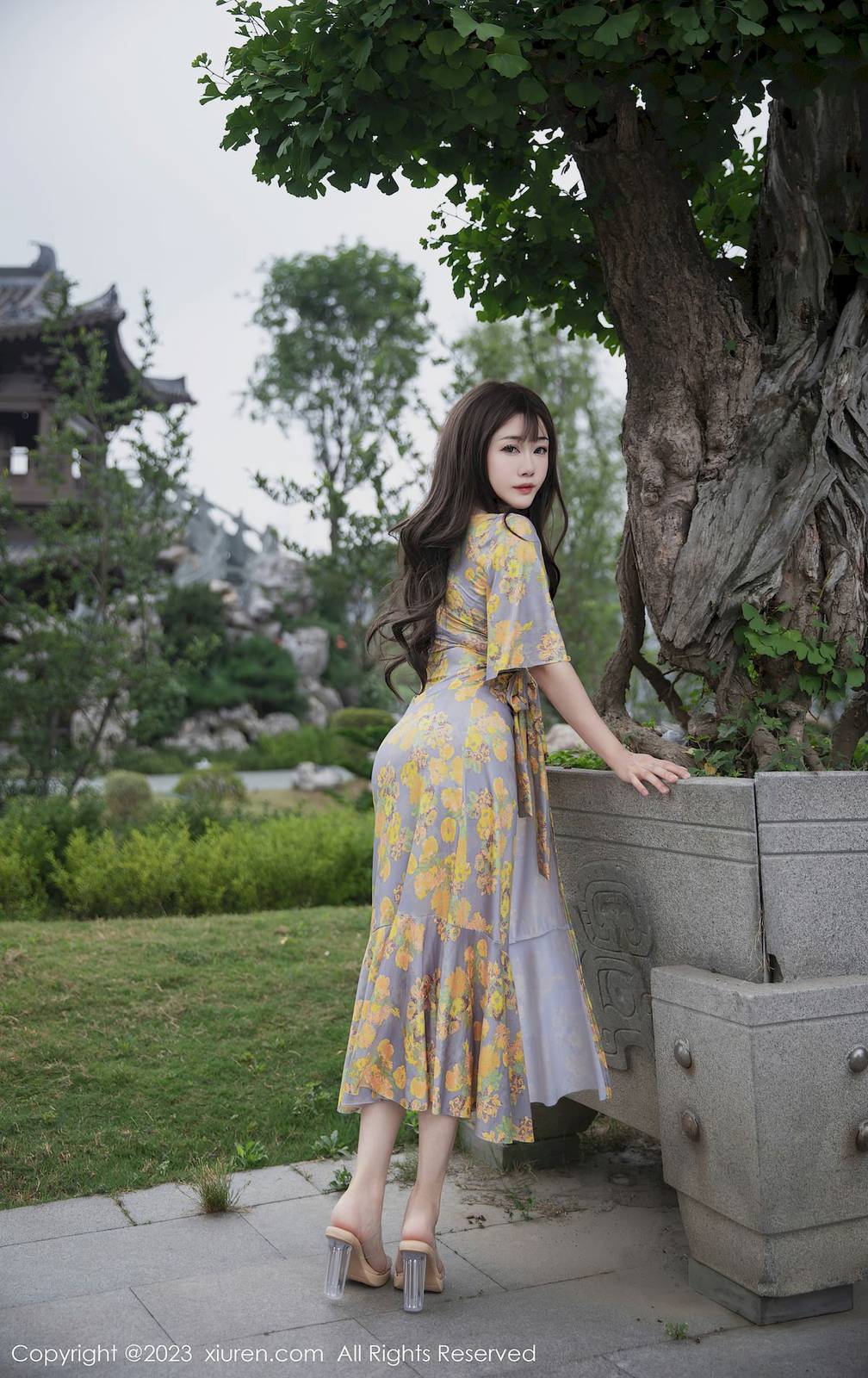 秀人网美女模特严利娅Yuliya黄灰色睡裙高挑身材性感写真-6