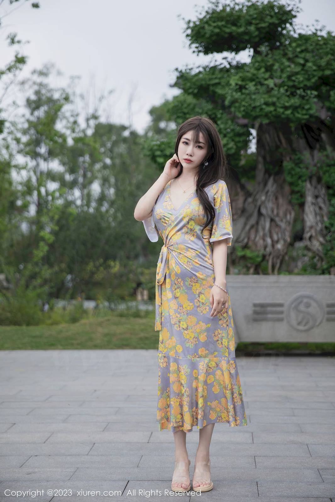 秀人网美女模特严利娅Yuliya黄灰色睡裙高挑身材性感写真-2