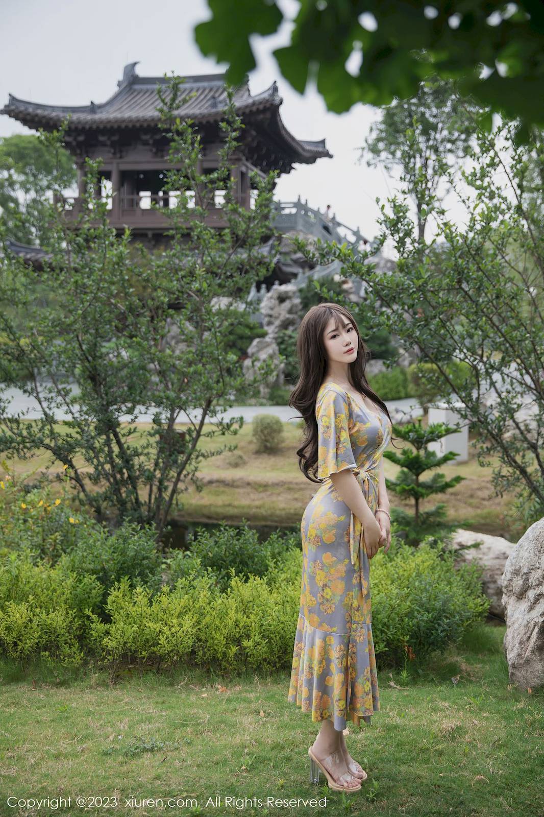 秀人网美女模特严利娅Yuliya黄灰色睡裙高挑身材性感写真-13