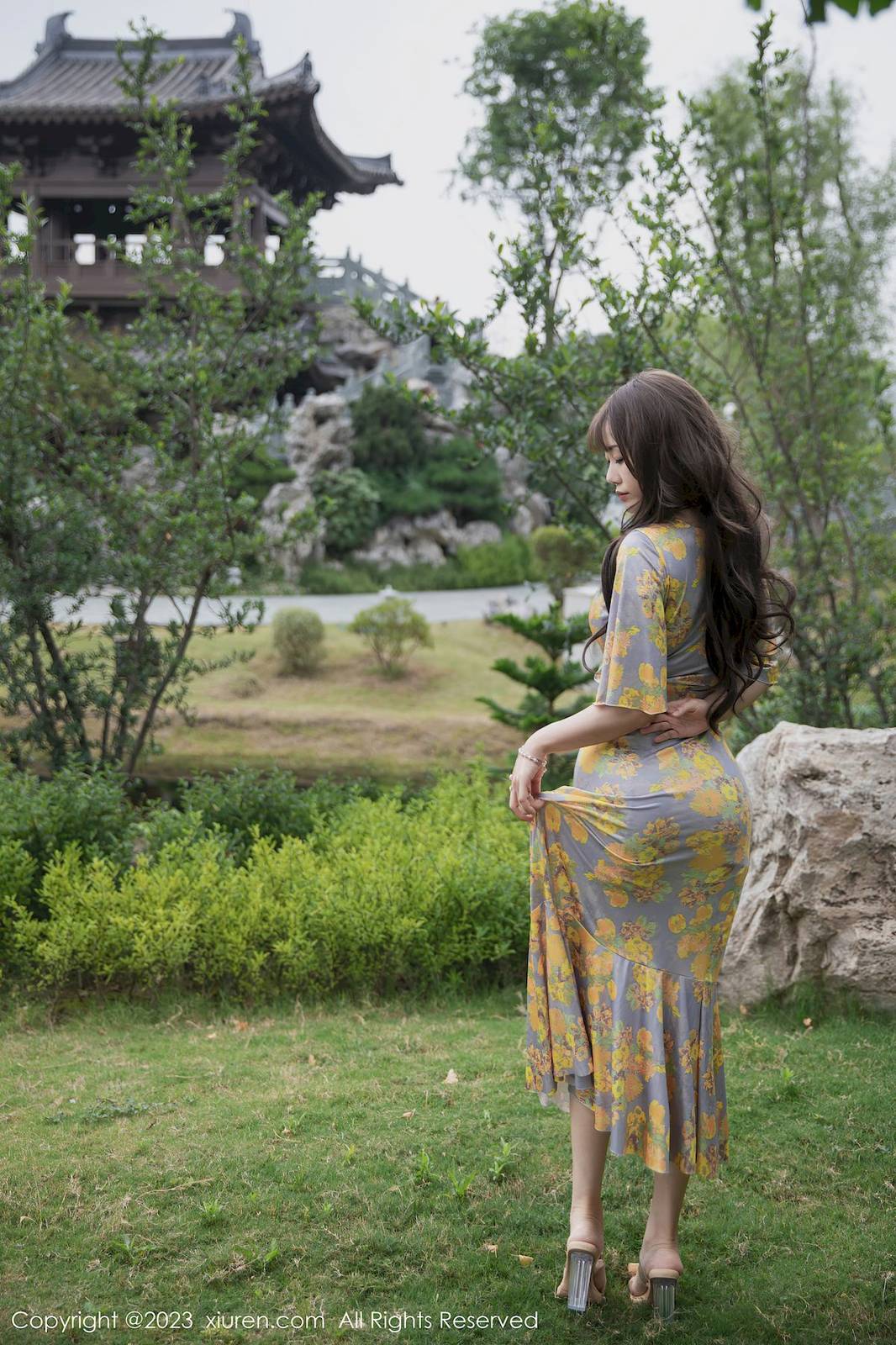 秀人网美女模特严利娅Yuliya黄灰色睡裙高挑身材性感写真-12