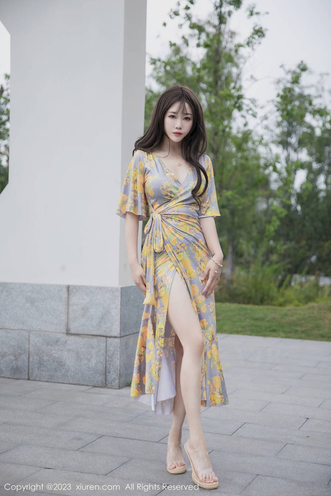 秀人网美女模特严利娅Yuliya黄灰色睡裙高挑身材性感写真-7