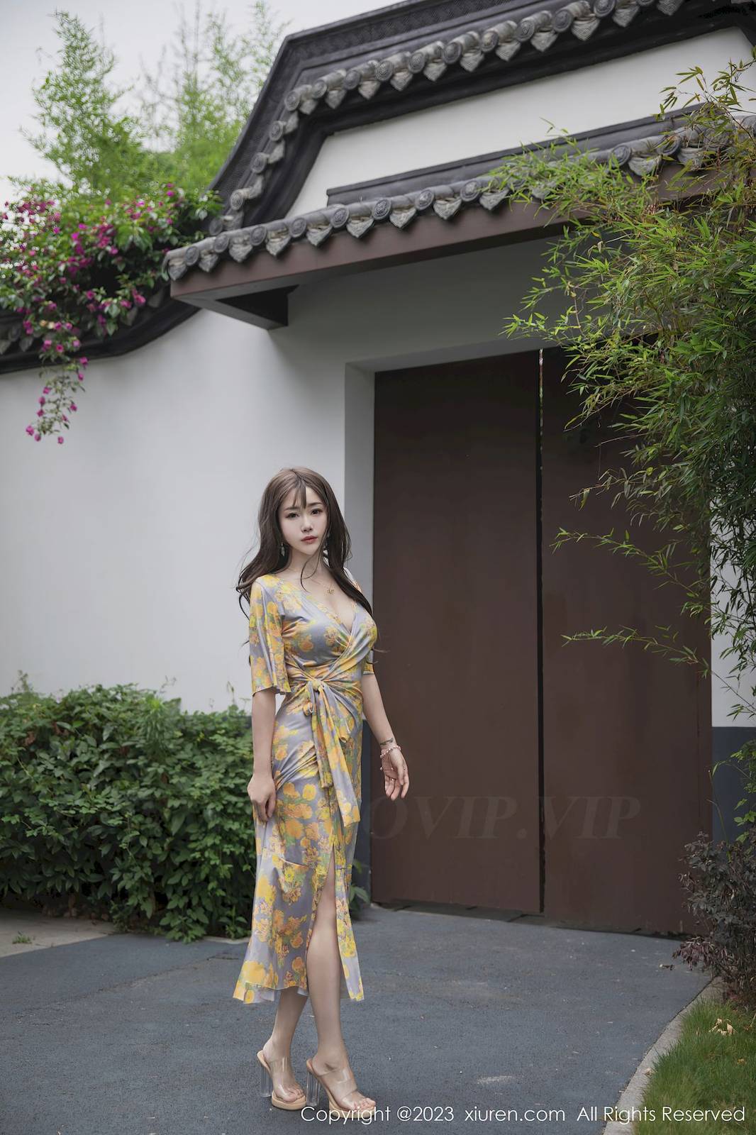 秀人网美女模特严利娅Yuliya黄灰色睡裙高挑身材性感写真-17