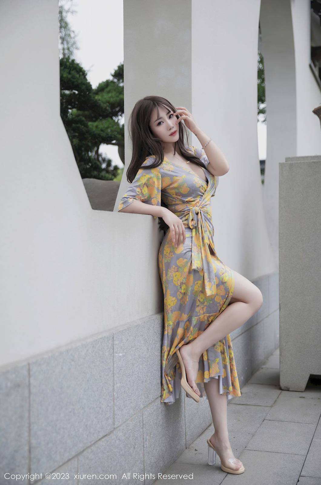 秀人网美女模特严利娅Yuliya黄灰色睡裙高挑身材性感写真-20