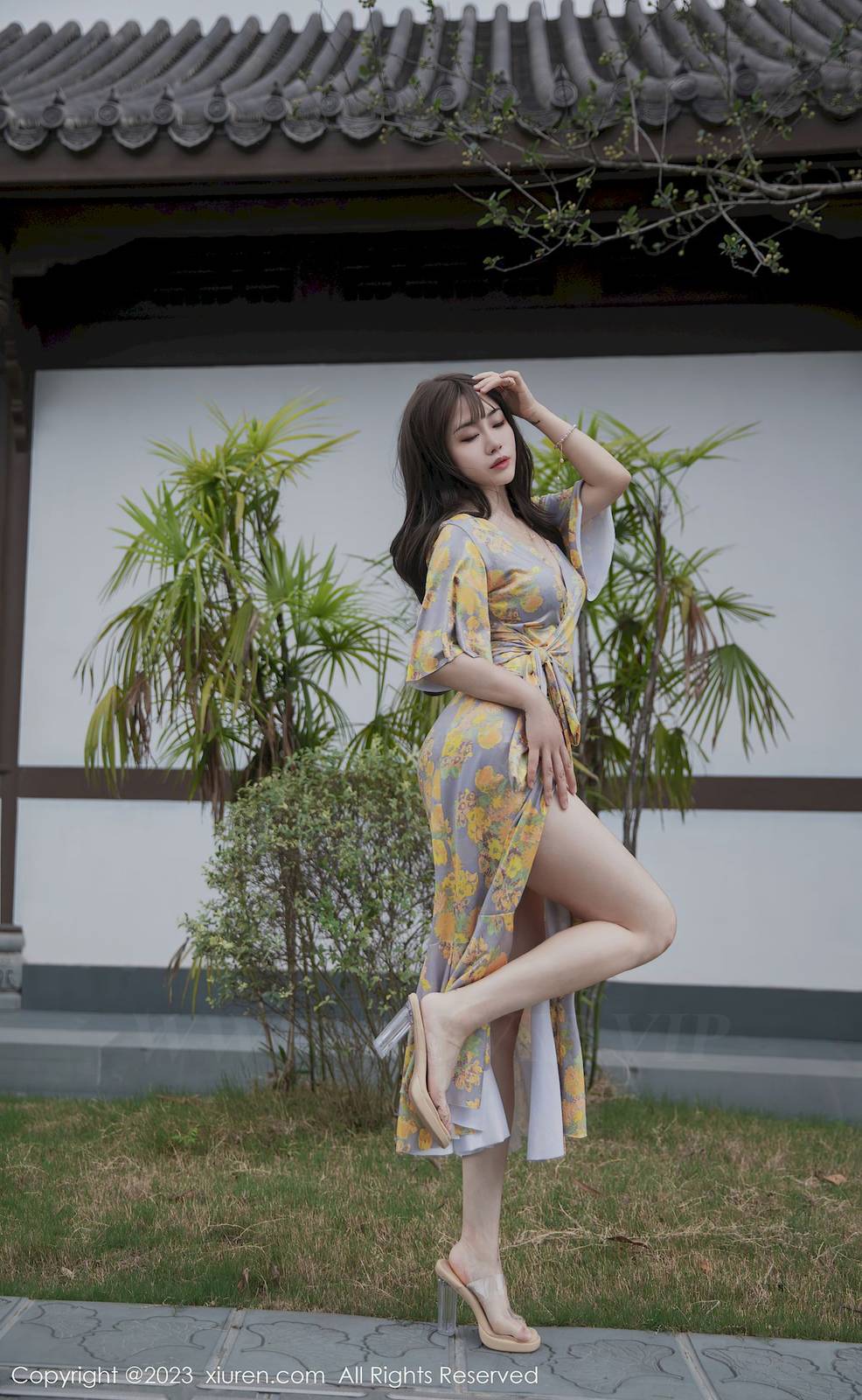 秀人网美女模特严利娅Yuliya黄灰色睡裙高挑身材性感写真-16