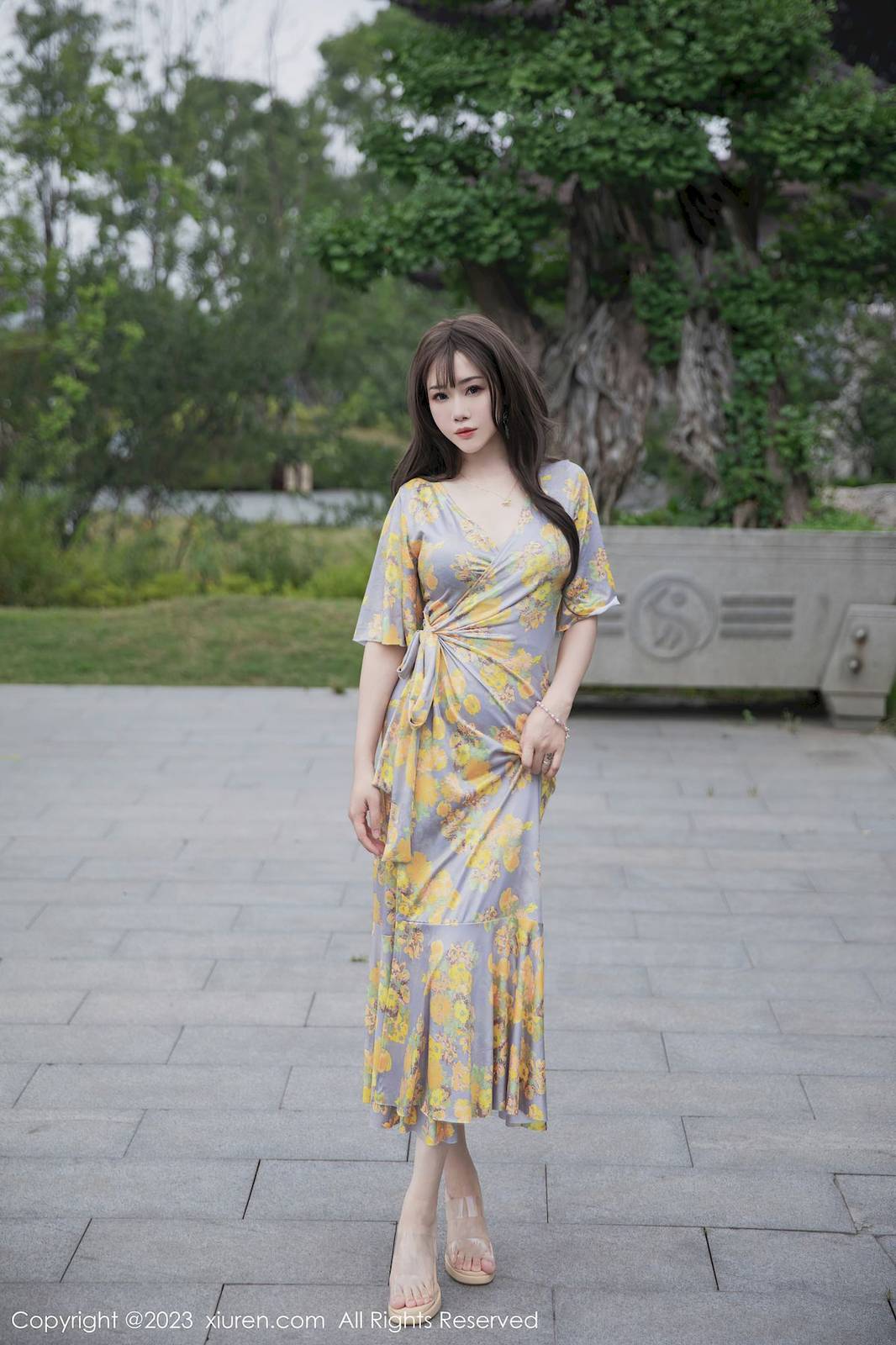 秀人网美女模特严利娅Yuliya黄灰色睡裙高挑身材性感写真-23