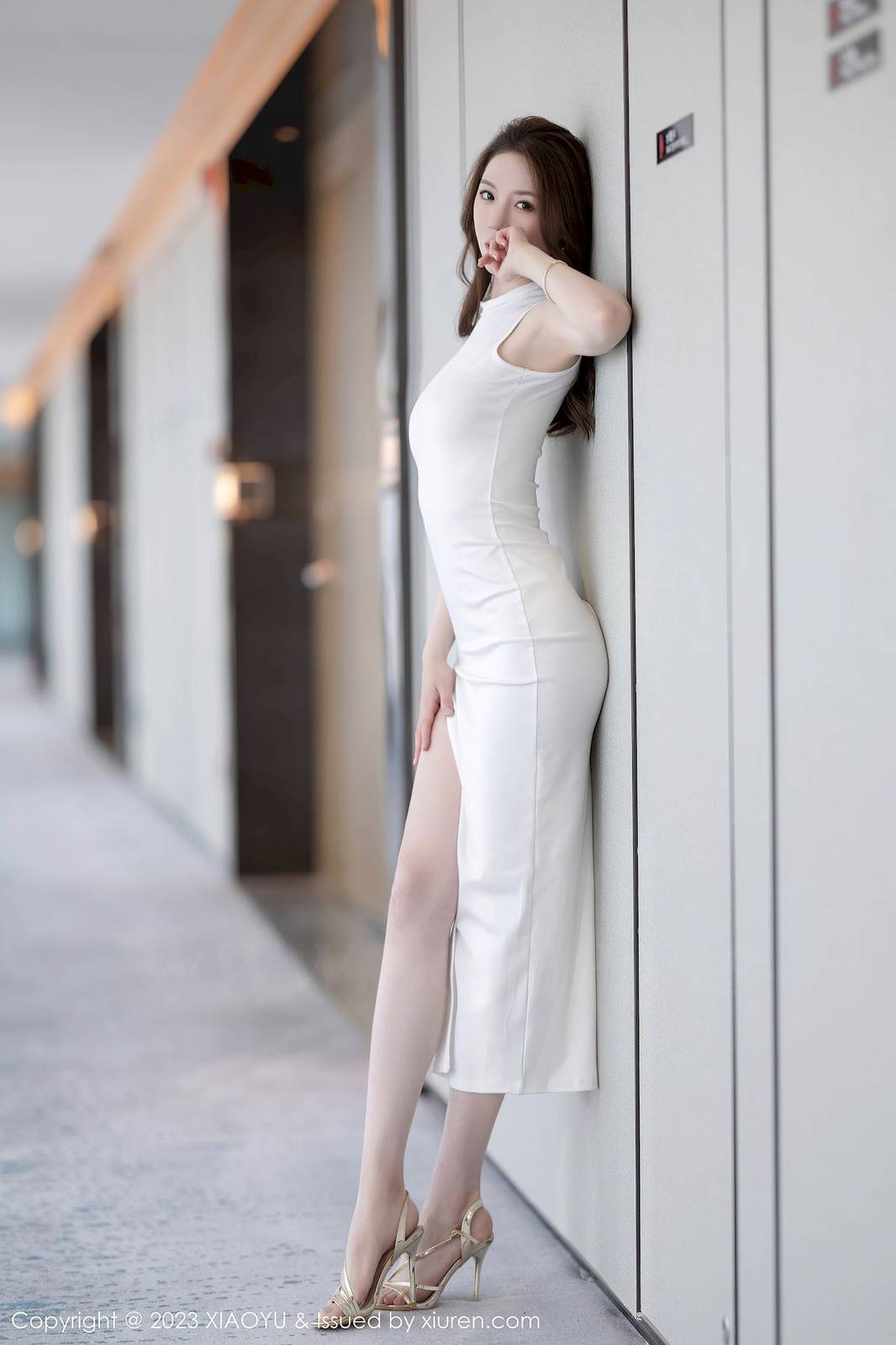 语画界美女模特梦心玥白色连衣长裙搭配丝袜性感写真-10