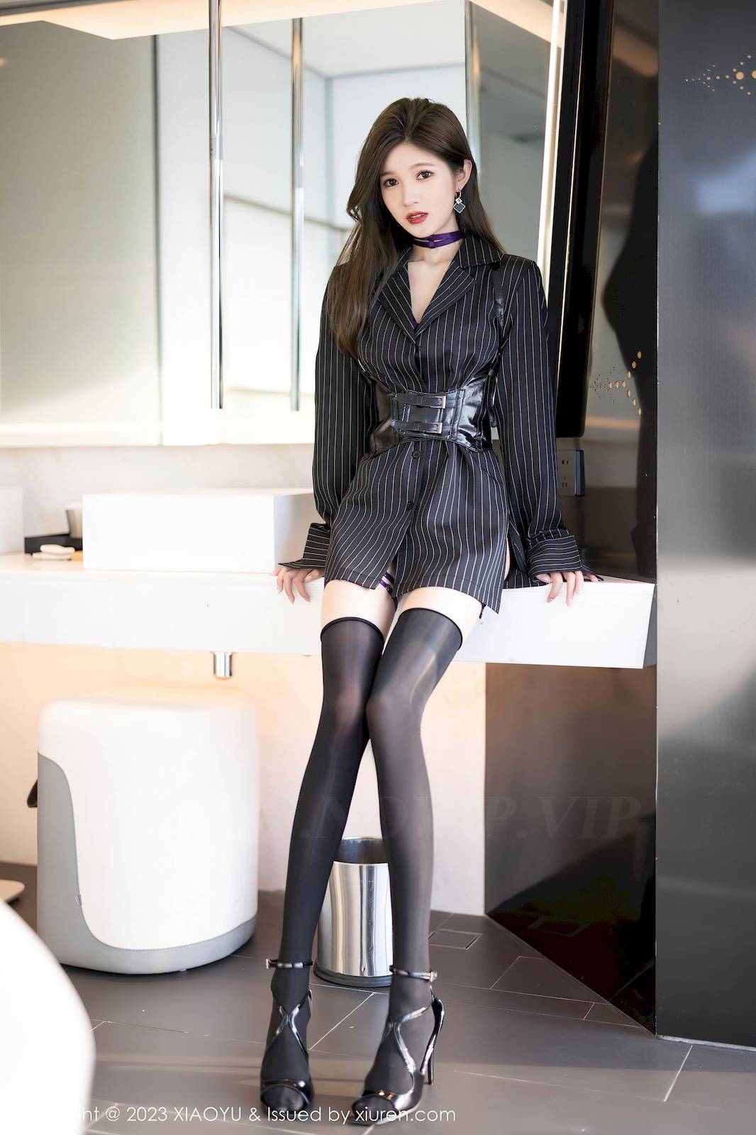 语画界美女模特程程程-深色条纹服饰搭配黑丝性感写真-6