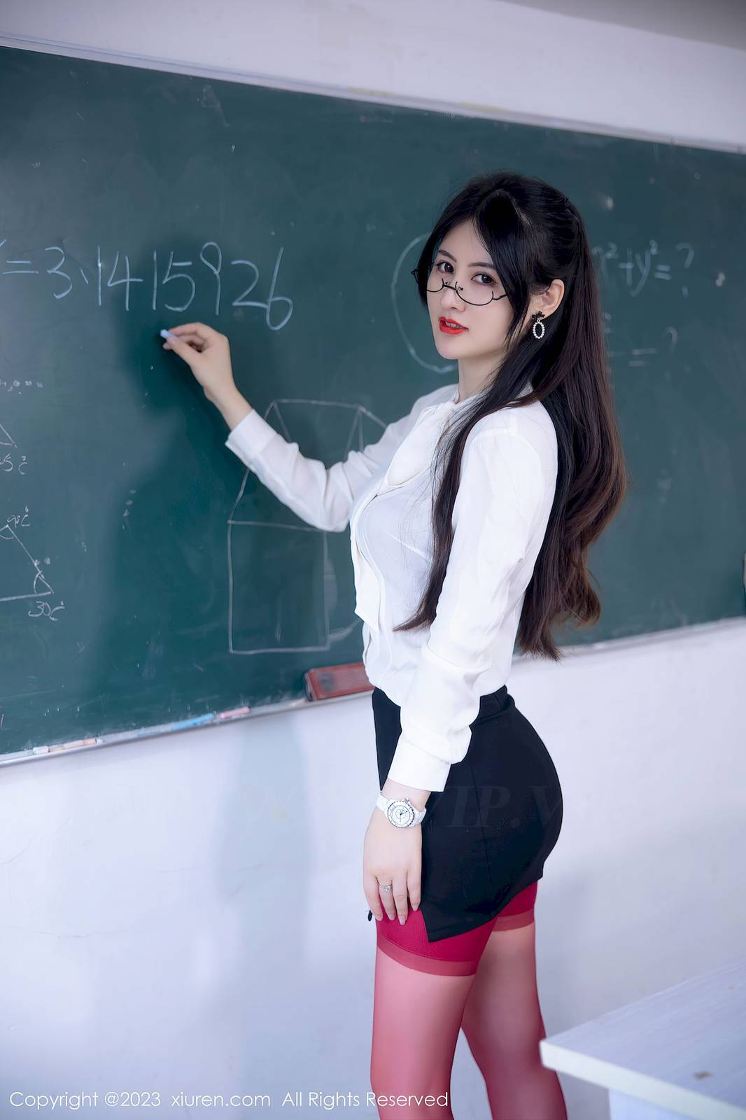 秀人网美女模特陈诗诗kiki白衬衫搭配红色丝袜性感写真