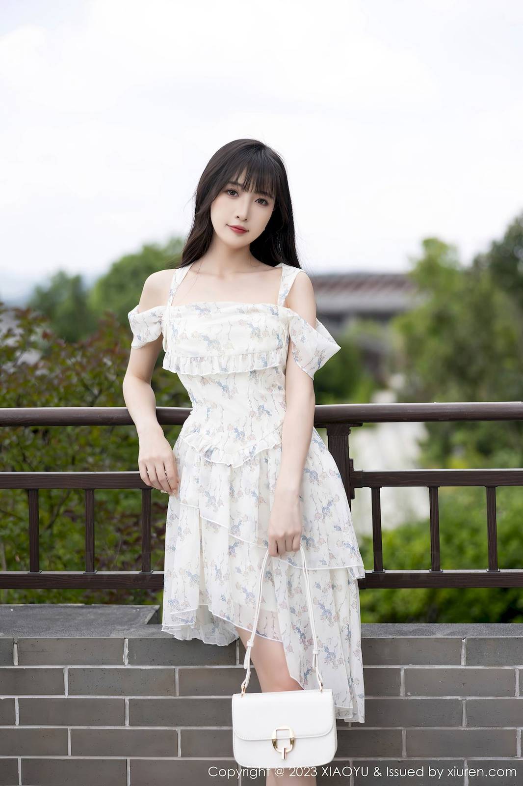 语画界美女模特林星阑白色婚纱服饰搭配白色丝袜贵州旅拍-11