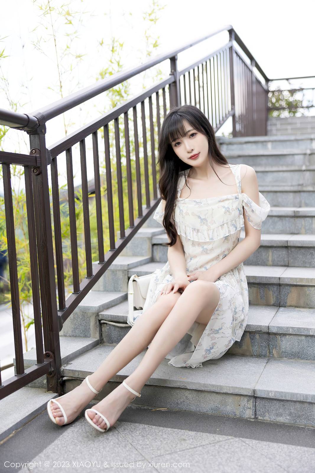 语画界美女模特林星阑白色婚纱服饰搭配白色丝袜贵州旅拍-15