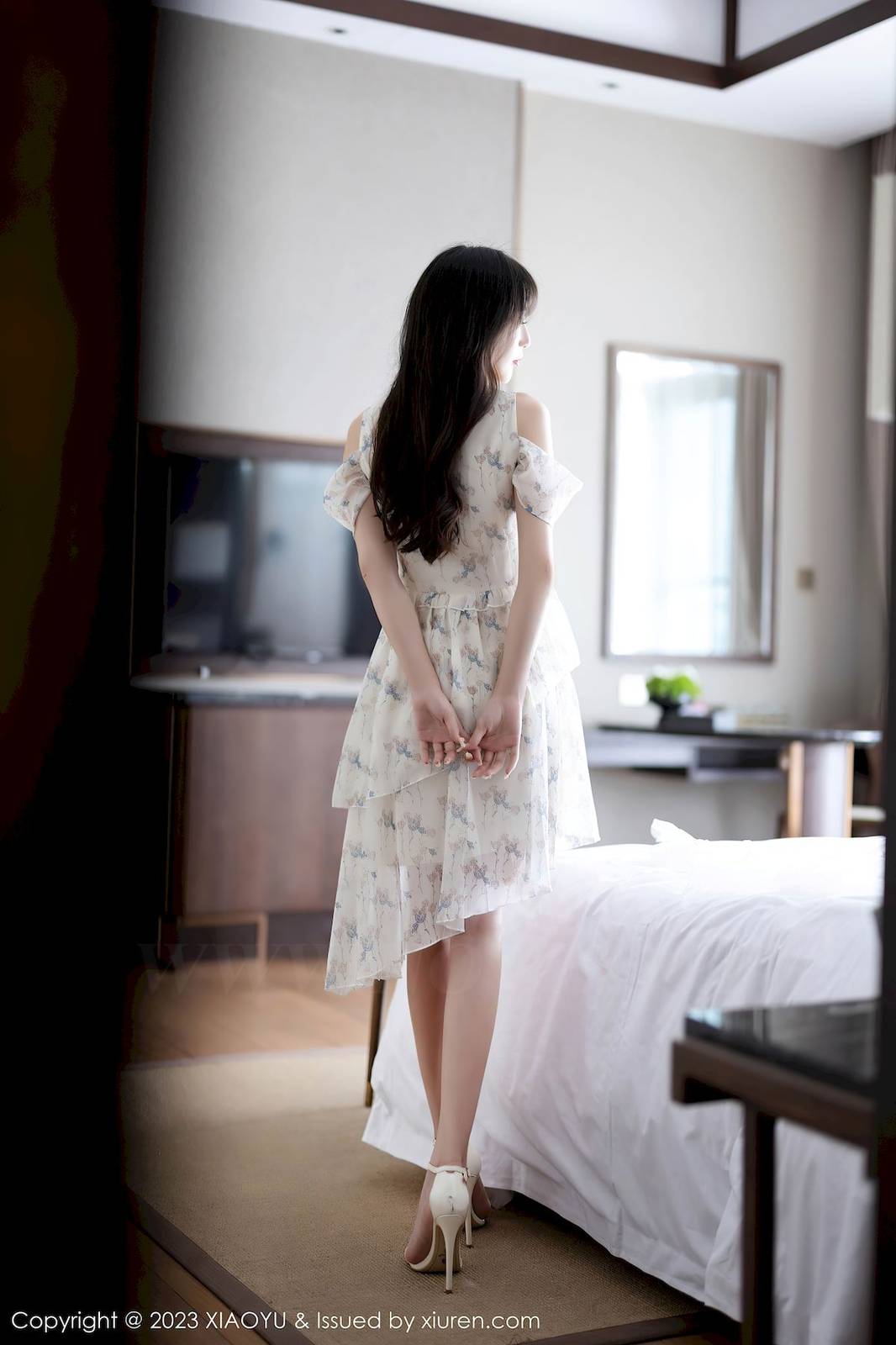 语画界美女模特林星阑白色婚纱服饰搭配白色丝袜贵州旅拍-18