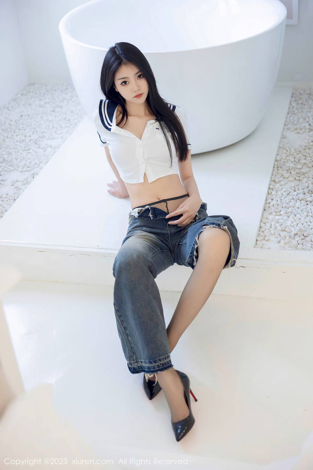 秀人网美女模特可乐Vicky白色上衣搭配黑丝短裙性感写真-7