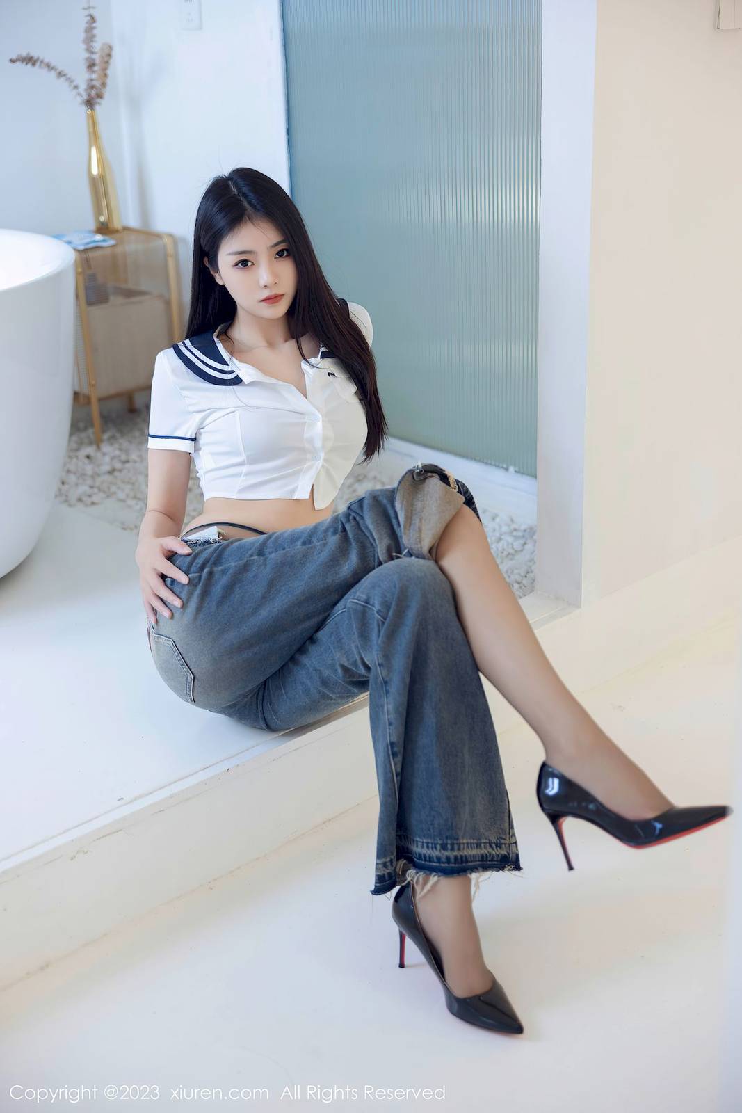 秀人网美女模特可乐Vicky白色上衣搭配黑丝短裙性感写真-16