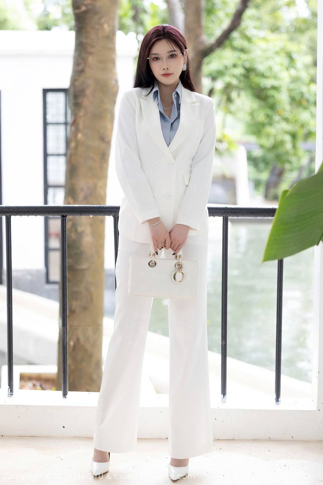 语画界性感女神杨晨晨Yome白色OL服饰原色丝袜贵州旅拍